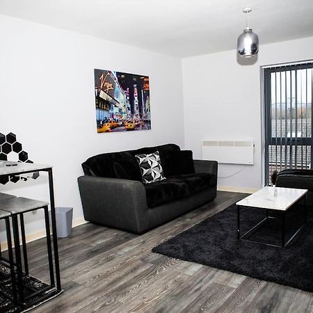 Stylish Two-Bedroom Salford Quays Apartment แมนเชสเตอร์ ภายนอก รูปภาพ