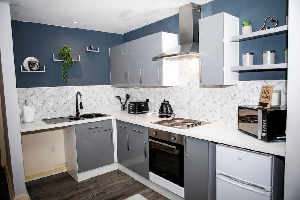 Stylish Two-Bedroom Salford Quays Apartment แมนเชสเตอร์ ภายนอก รูปภาพ