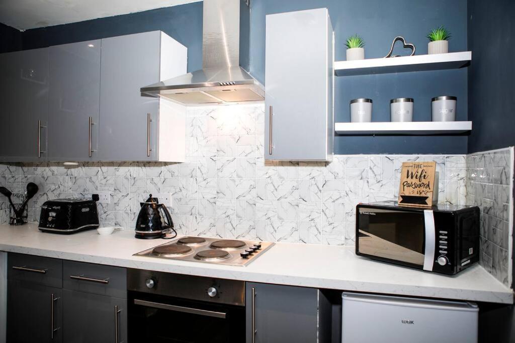 Stylish Two-Bedroom Salford Quays Apartment แมนเชสเตอร์ ภายนอก รูปภาพ