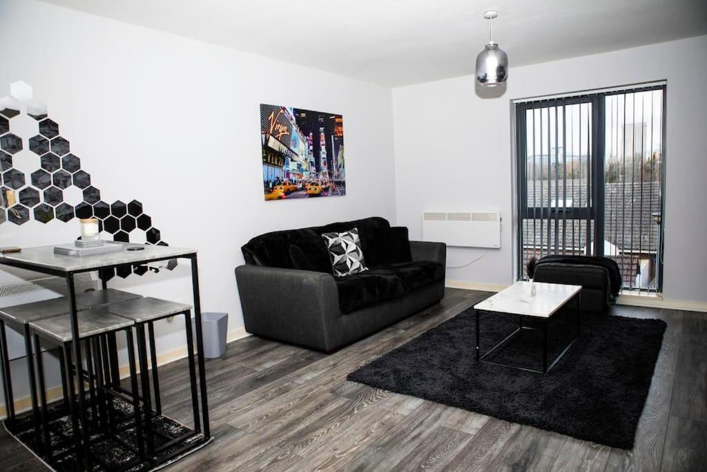 Stylish Two-Bedroom Salford Quays Apartment แมนเชสเตอร์ ภายนอก รูปภาพ