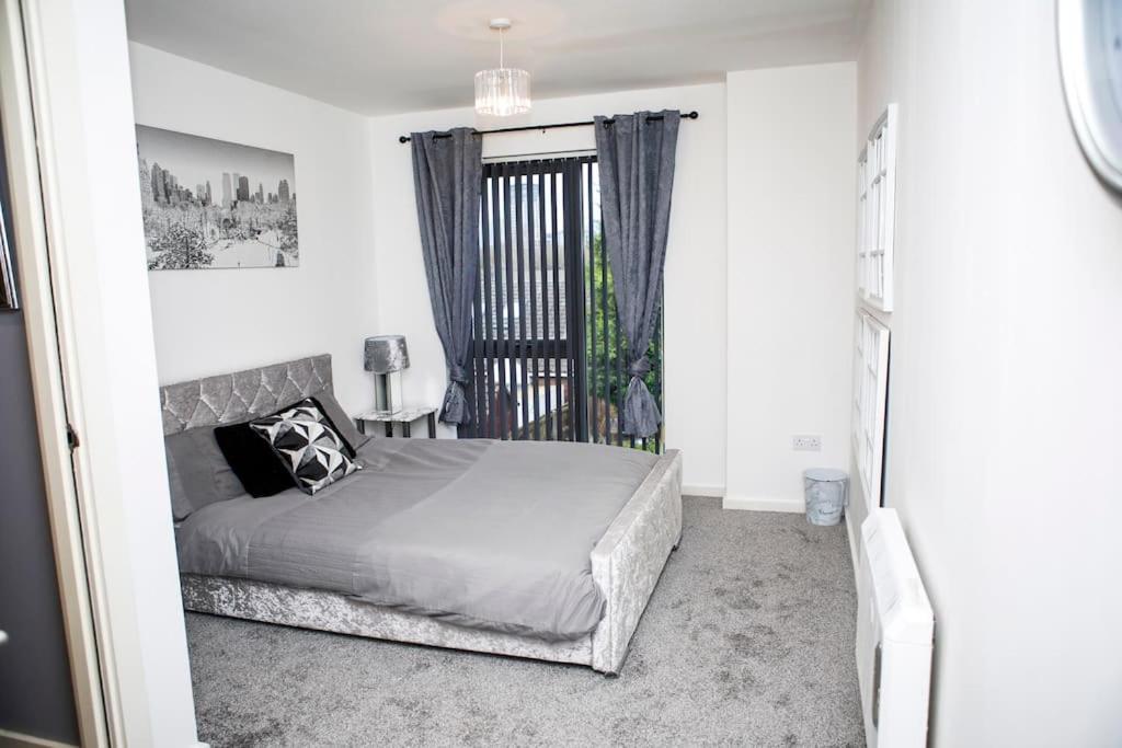 Stylish Two-Bedroom Salford Quays Apartment แมนเชสเตอร์ ภายนอก รูปภาพ