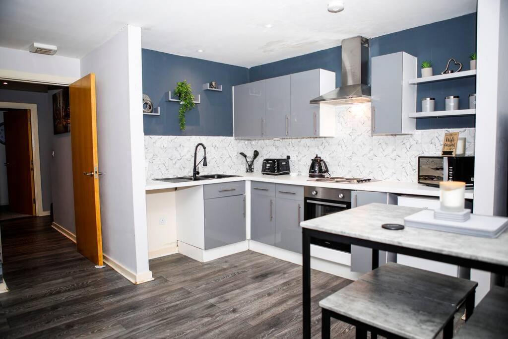 Stylish Two-Bedroom Salford Quays Apartment แมนเชสเตอร์ ภายนอก รูปภาพ