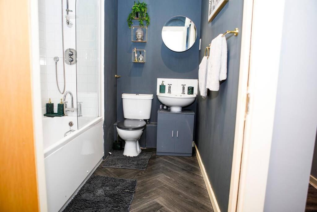 Stylish Two-Bedroom Salford Quays Apartment แมนเชสเตอร์ ภายนอก รูปภาพ