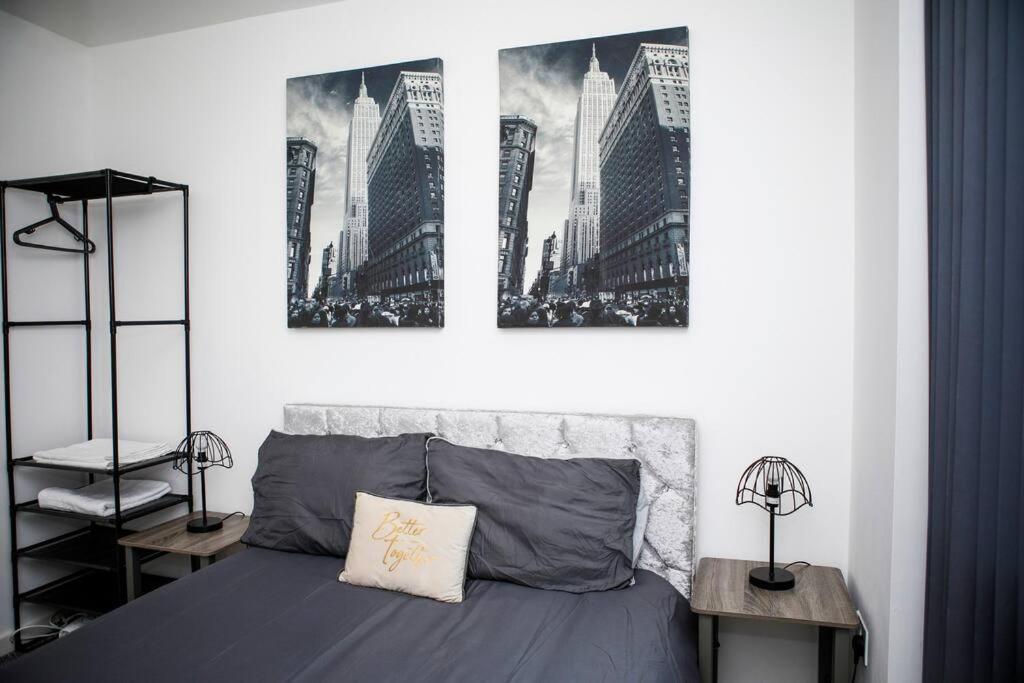 Stylish Two-Bedroom Salford Quays Apartment แมนเชสเตอร์ ภายนอก รูปภาพ