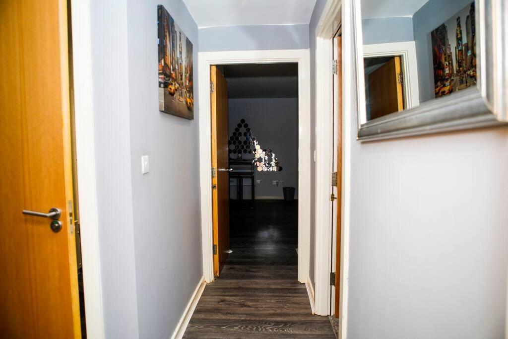 Stylish Two-Bedroom Salford Quays Apartment แมนเชสเตอร์ ภายนอก รูปภาพ