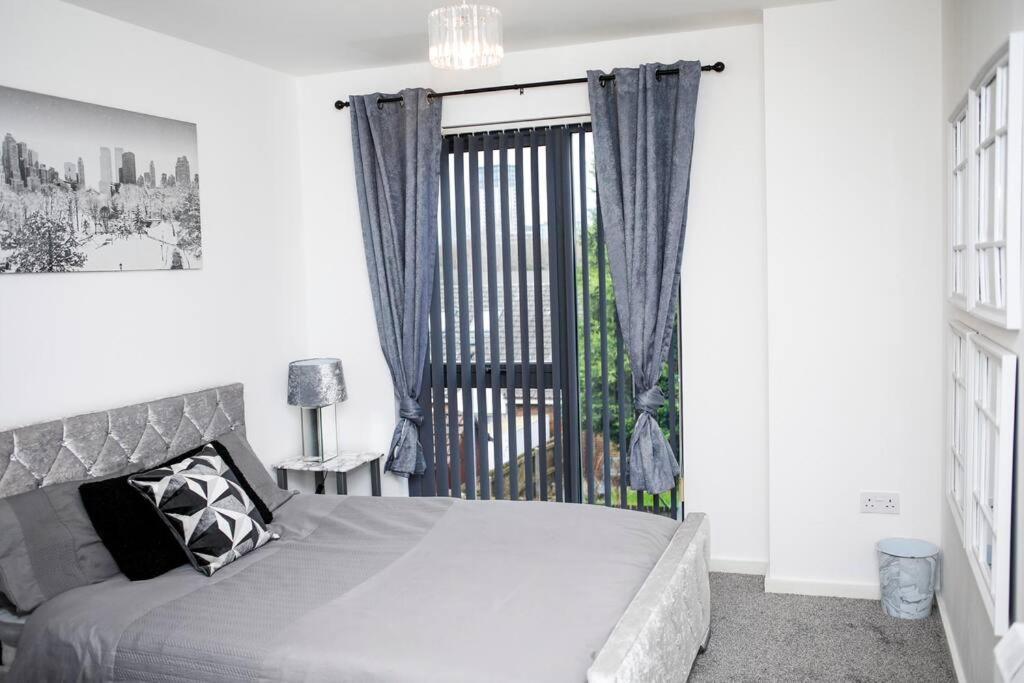 Stylish Two-Bedroom Salford Quays Apartment แมนเชสเตอร์ ภายนอก รูปภาพ