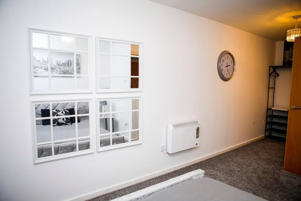 Stylish Two-Bedroom Salford Quays Apartment แมนเชสเตอร์ ภายนอก รูปภาพ