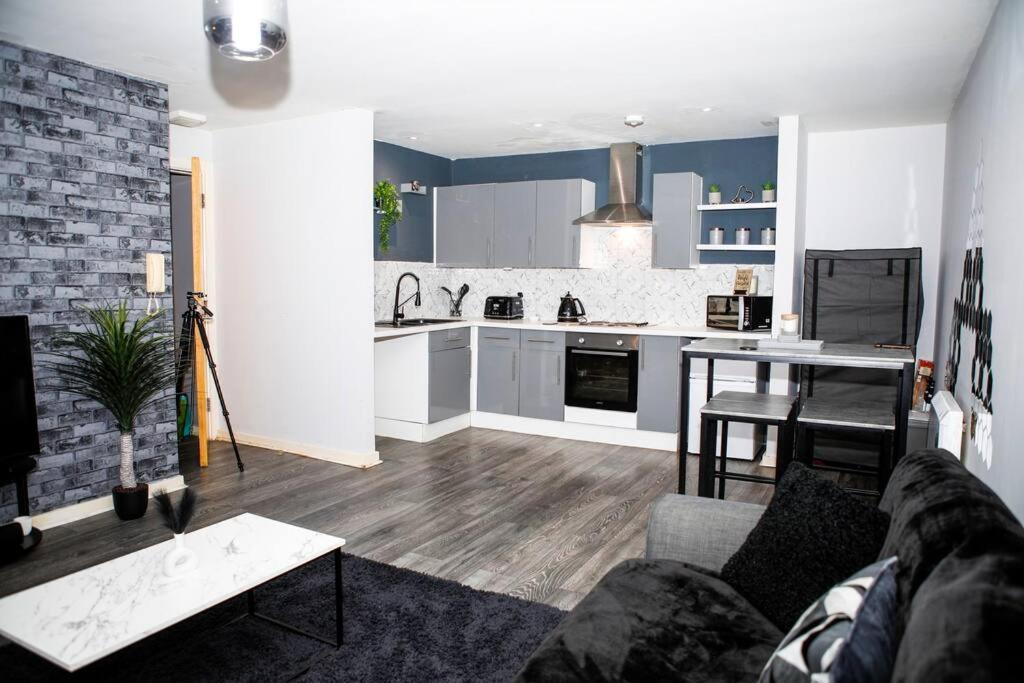 Stylish Two-Bedroom Salford Quays Apartment แมนเชสเตอร์ ภายนอก รูปภาพ