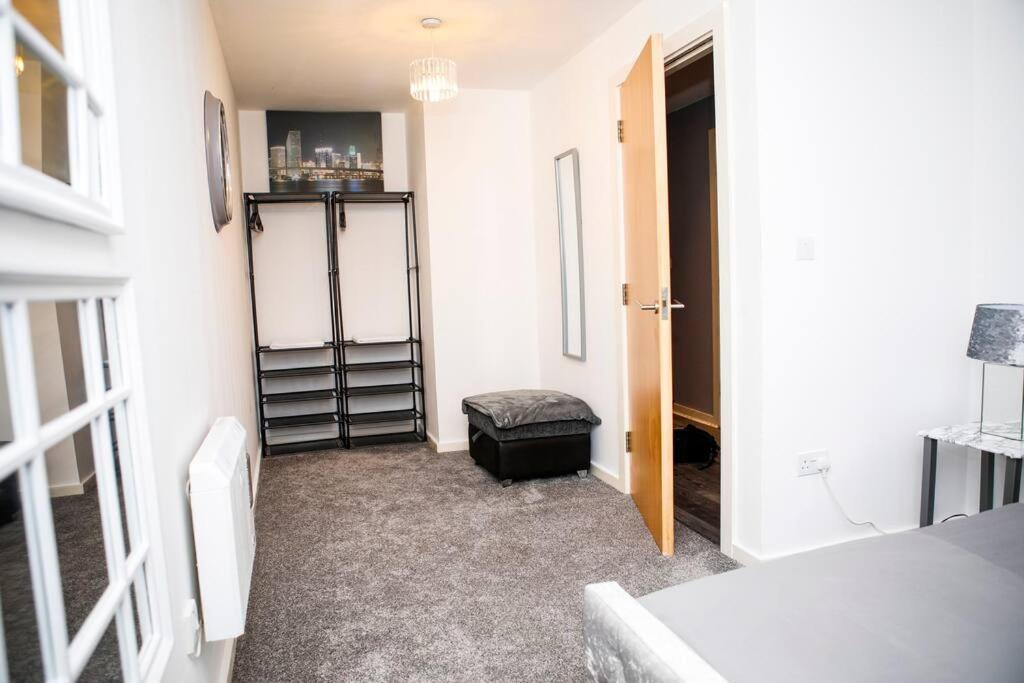 Stylish Two-Bedroom Salford Quays Apartment แมนเชสเตอร์ ภายนอก รูปภาพ