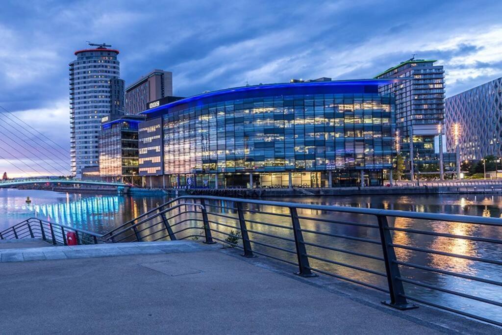 Stylish Two-Bedroom Salford Quays Apartment แมนเชสเตอร์ ภายนอก รูปภาพ