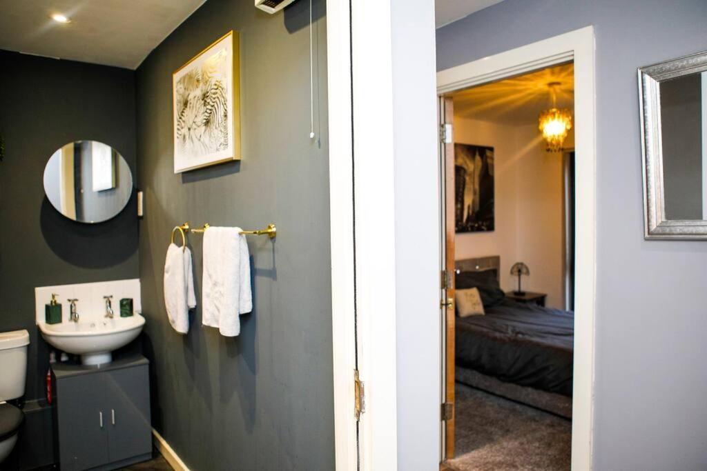 Stylish Two-Bedroom Salford Quays Apartment แมนเชสเตอร์ ภายนอก รูปภาพ
