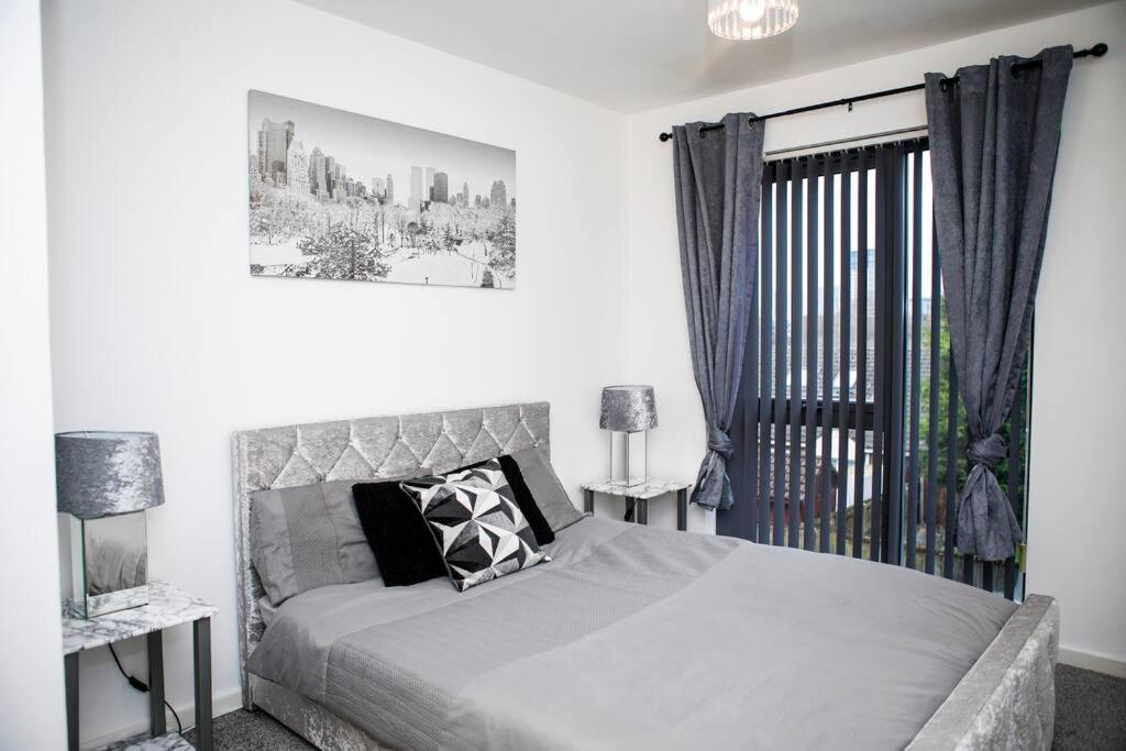 Stylish Two-Bedroom Salford Quays Apartment แมนเชสเตอร์ ภายนอก รูปภาพ